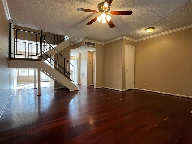 Building Photo - 3/1.5 Townhouse in Great location