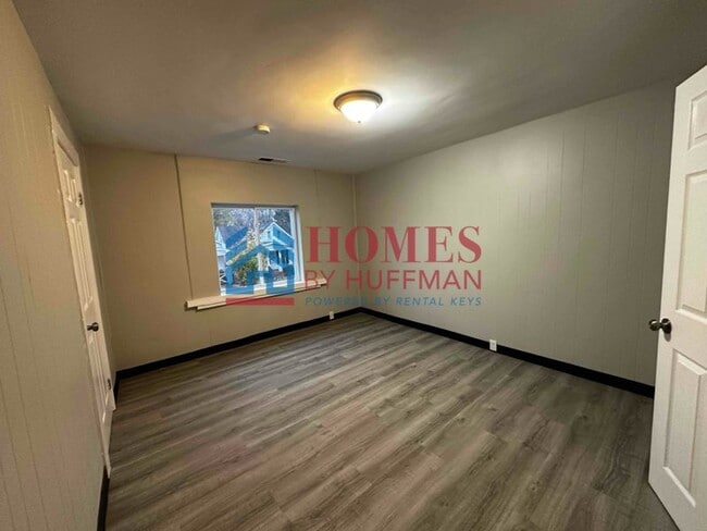 Building Photo - One Bedroom Upstairs Duplex | Move in Ready