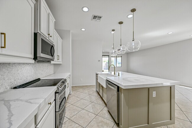Building Photo - 3 bedroom 2 bath Home