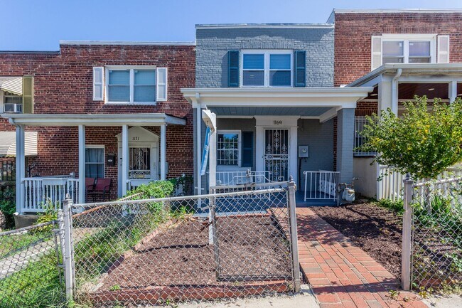 Building Photo - Trinidad Rowhome | 2 Bed | 1 Bath | 800 Sf | Large Fenced-In Front Porch & Fenced-in Backyard | 2...