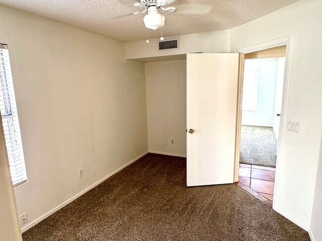 Building Photo - 2914 E Woodland Dr