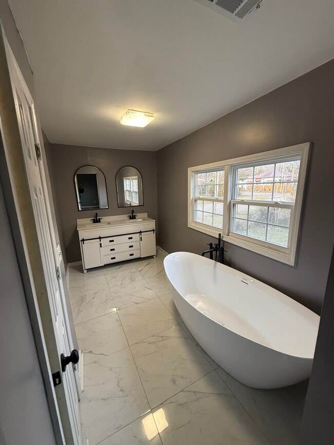 Building Photo - 1831 Moore Ave