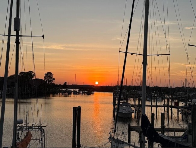 Building Photo - 705 Davis Rd