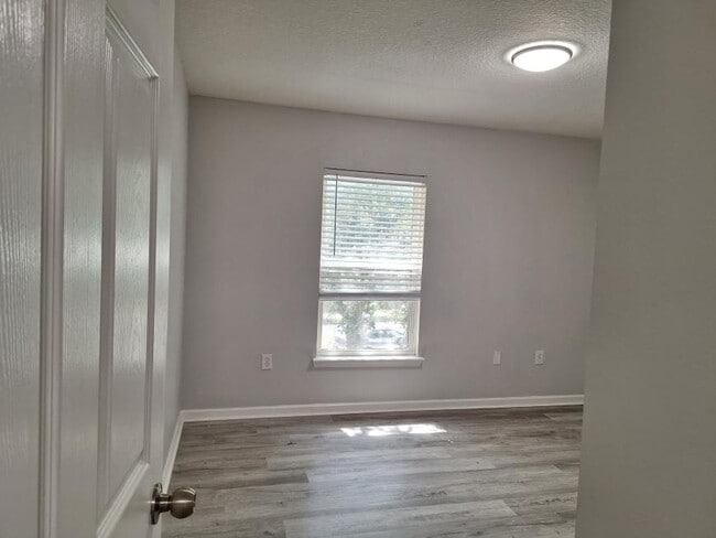 Building Photo - 3 bedroom in Jacksonville FL 32256