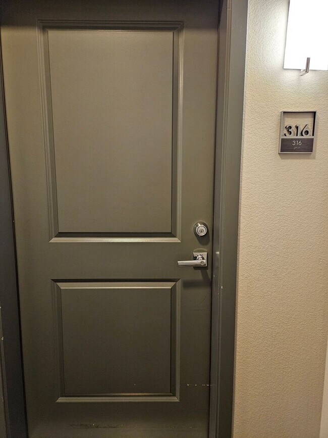 Building Photo - Gorgeous and Bright 2 Bed 2 Bath Large 3rd...