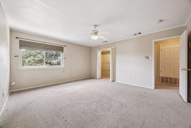 Building Photo - 1402 Doonesbury Dr