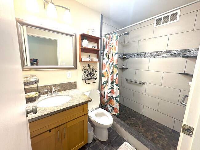 Building Photo - Haleakala Gardens - Furnished Ground Floor 3bed/2bath Condo private end unit!