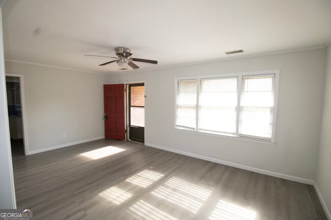 Building Photo - 517 E Main St