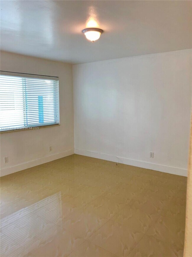 Building Photo - 8227 Crespi Blvd
