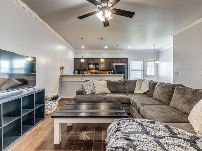 Building Photo - Charming 2-Bedroom Townhouse: Comfort and ...
