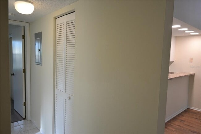Building Photo - 226 Woodlake Wynde