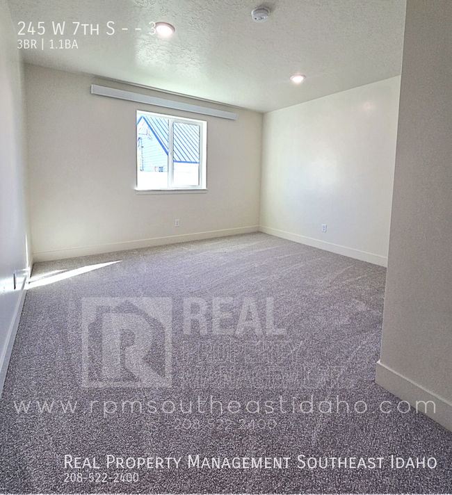 Building Photo - 245 W 7th S