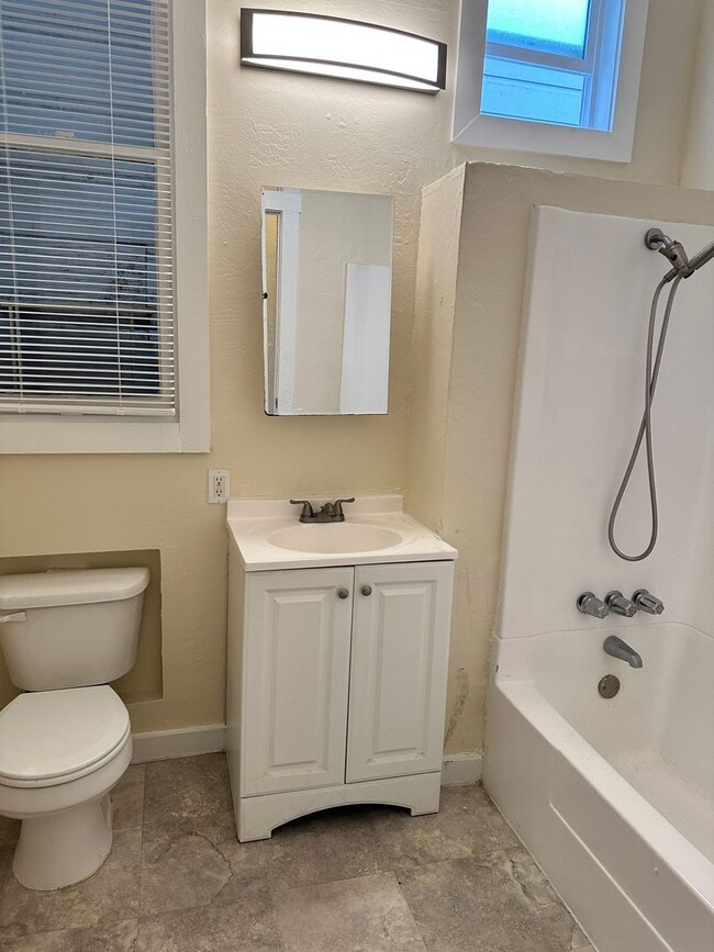 Building Photo - 5bed/2bath Single Family Home!