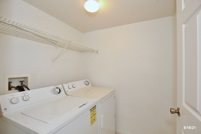 Building Photo - 827 Camargo Way