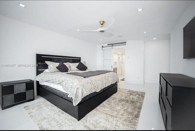 Building Photo - 5600 Collins Ave