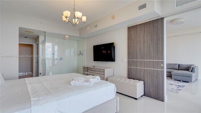 Building Photo - 2020 N Bayshore Dr