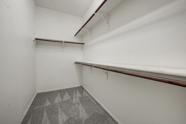 Building Photo - 2041 Meadow View Dr