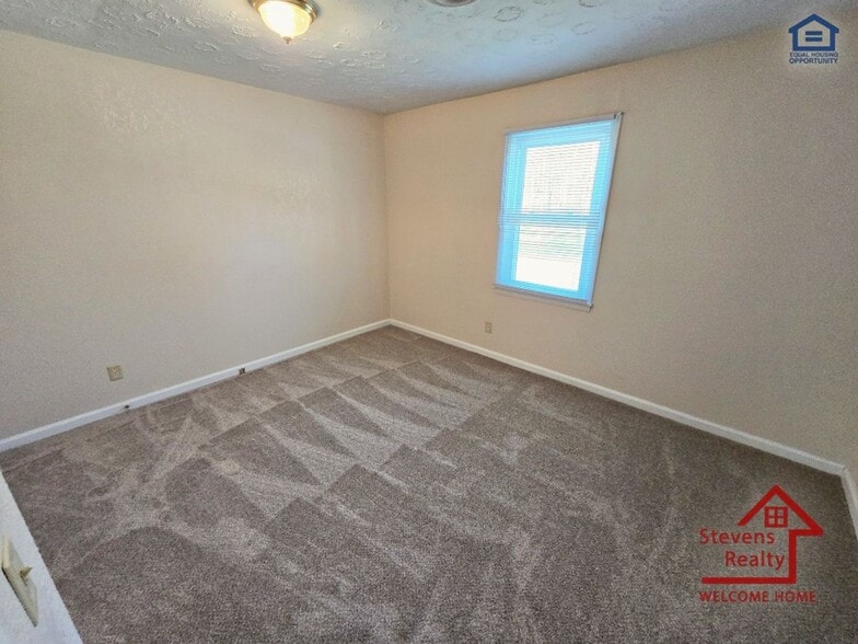 Building Photo - 210 Holly Berry Ln