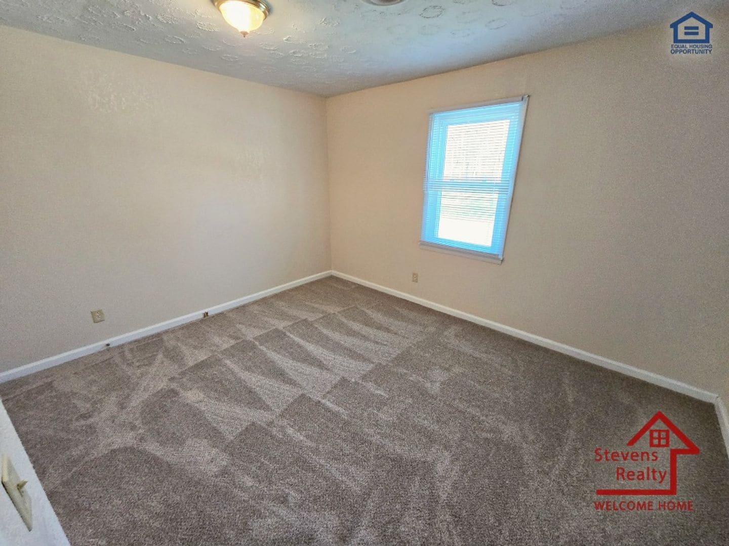 Building Photo - 210 Holly Berry Ln