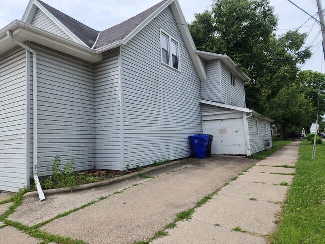 Building Photo - 1300 W Prospect Ave