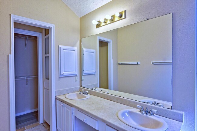 Building Photo - 9127 Kirkleigh Ln