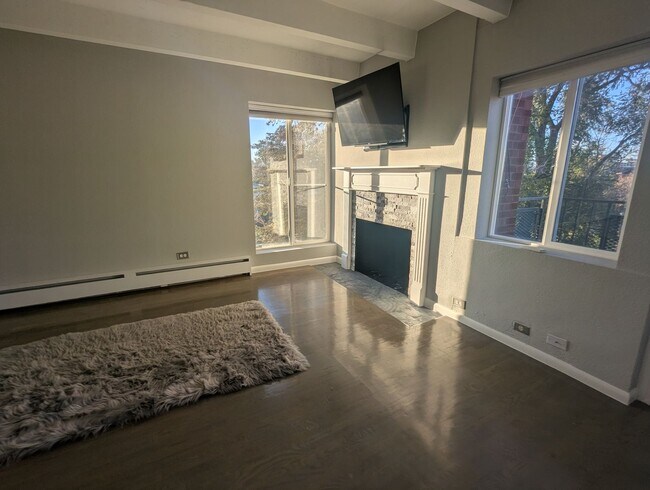 Building Photo - FABULOUS PEARL STREET CONDO IN SECURE BLDG...