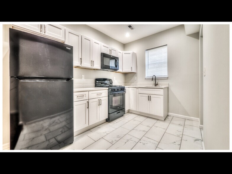 Building Photo - 3336 W Caton Ave