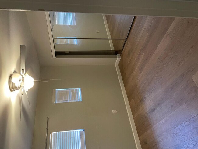 Building Photo - 461 W Holmes Ave