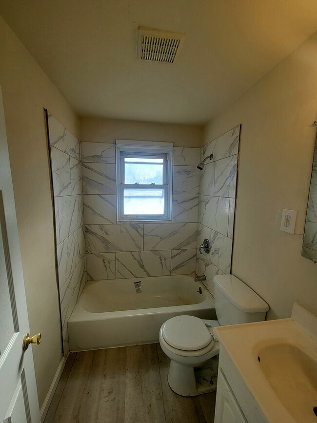 Building Photo - 2224 Graythorn Rd