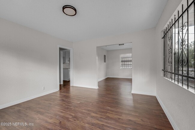 Building Photo - 2013 W 6th St