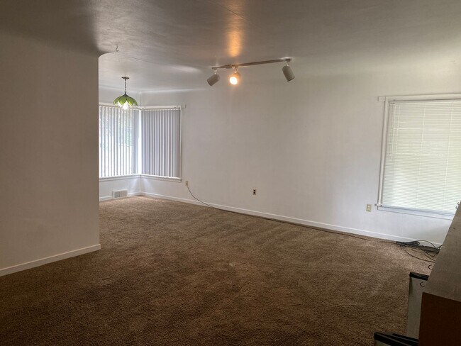 Building Photo - 1040 NE Alfred Ln