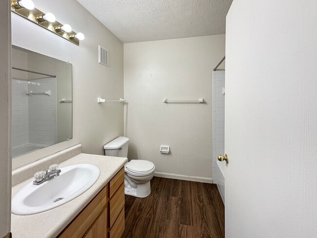 Building Photo - Battle Creek 2 Bedroom / 2 Bath Apartment – Available Now!