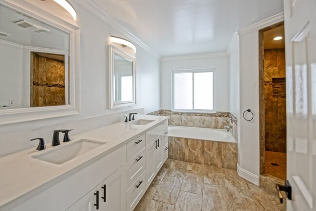 Building Photo - Beautifully Remodeled, Detached Front Town...