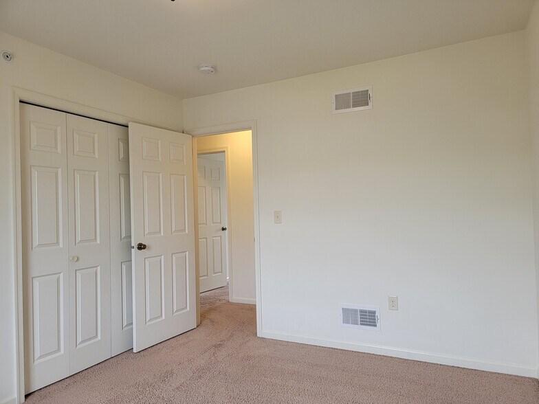 Building Photo - 227 Limestone Dr