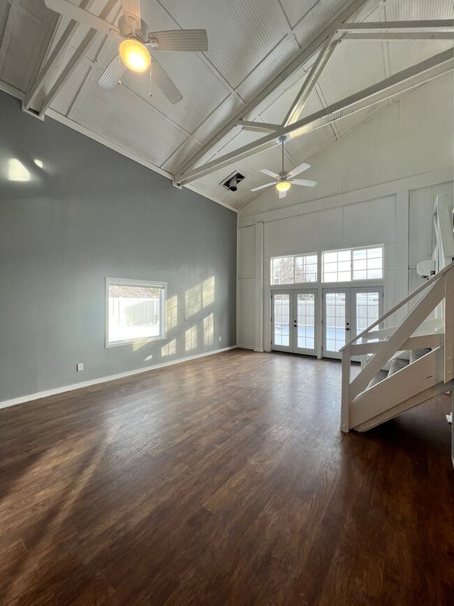 Building Photo - Beautiful Large Modern Shome located betwe...