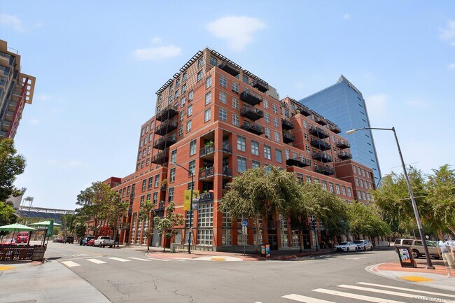 Building Photo - 877 Island Ave