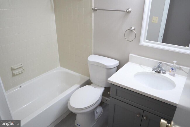 Building Photo - 910 Allan Rd