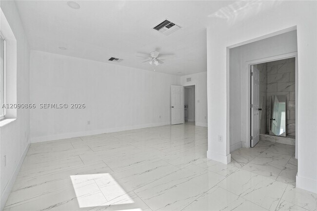 Building Photo - 580 Lee Dr