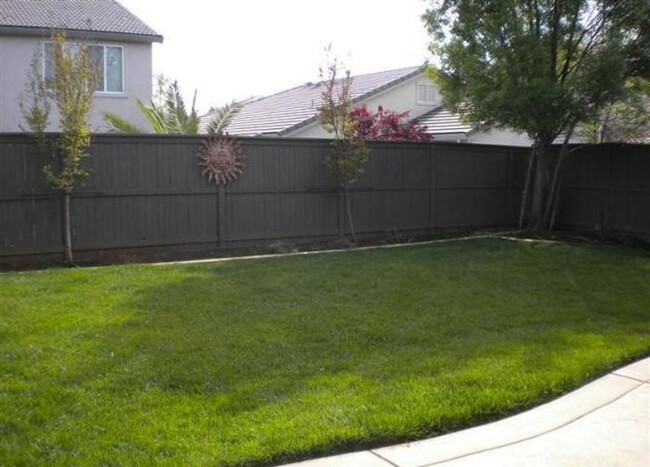 Building Photo - Spacious 5-bedroom, 3-bathroom single-fami...