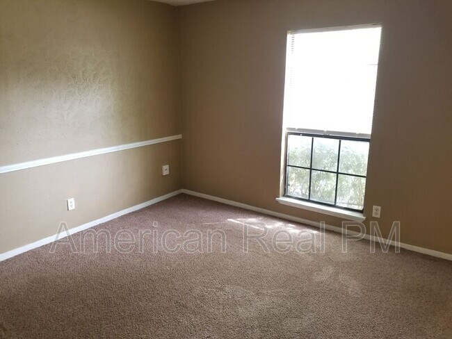 Building Photo - 801 Wood Glen