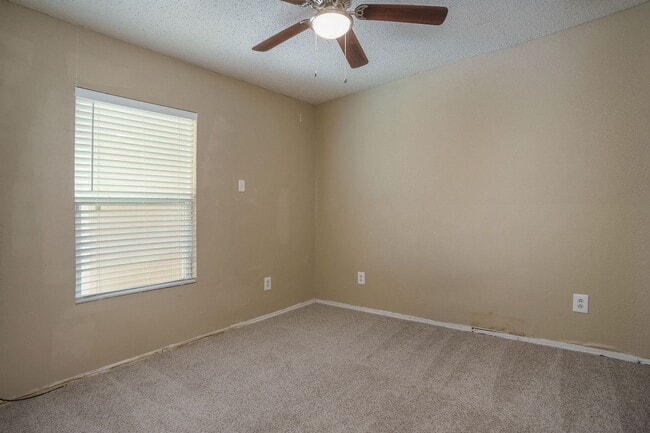 Building Photo - Charming 3-1-1 in S Dallas