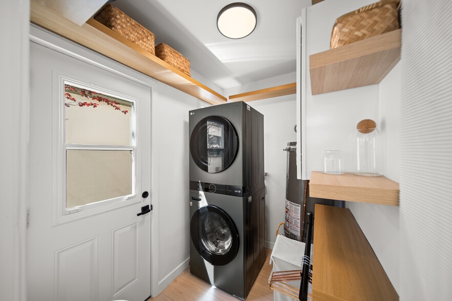 Mud room - 906 Victoria Ave