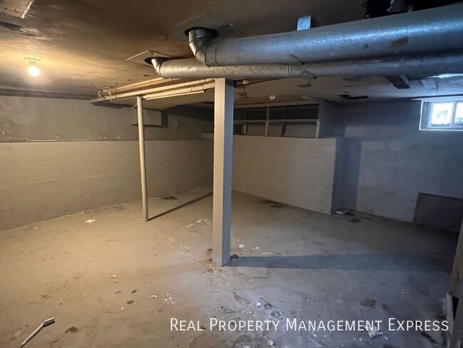 Building Photo - Spacious 3-Bedroom Living in Downtown Siou...