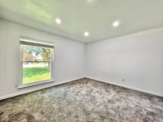 Building Photo - Inviting 3/BR 2/BA Home with Spacious Layo...