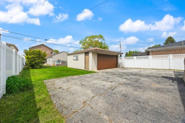 Building Photo - 4850 N Clifton Ave