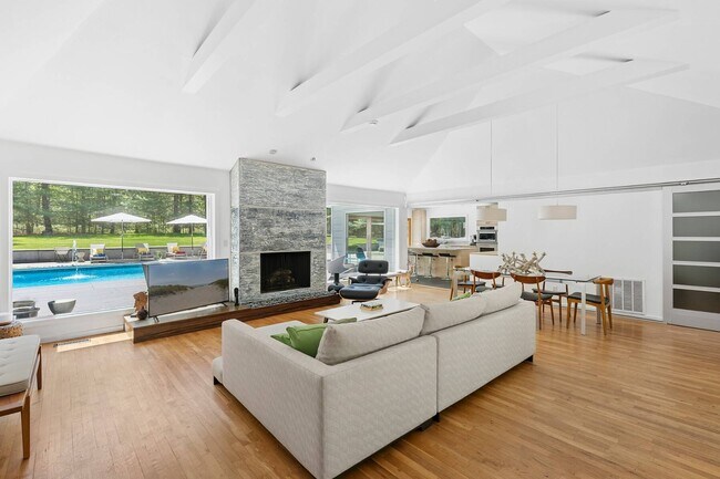 Building Photo - 6 Dongan Way
