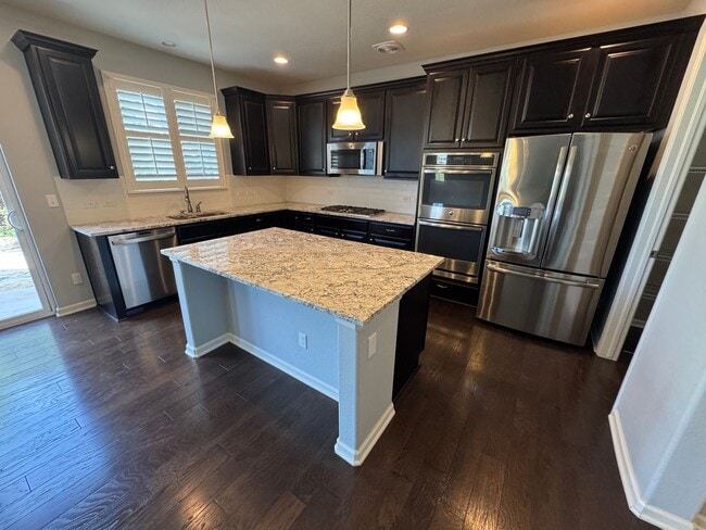 Building Photo - Beautiful spacious home in a lovely quiet ...