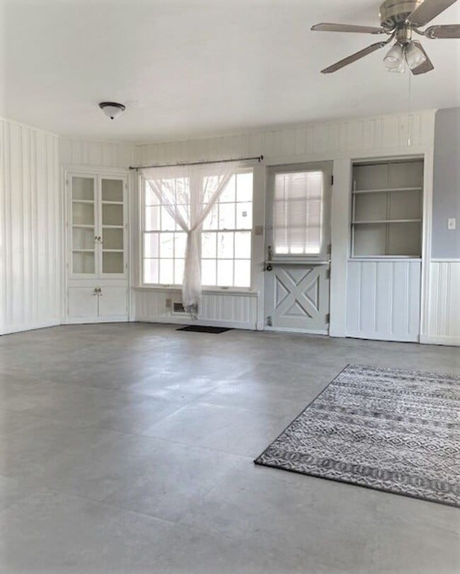 Building Photo - Large Three Bedroom Home