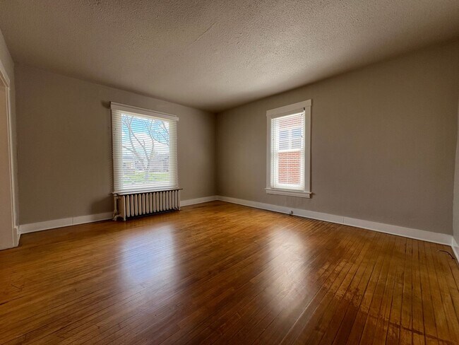 Building Photo - Newly Remodeled Modern 1-Bedroom Main Floor Apt