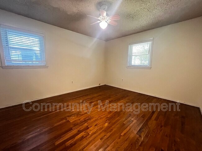 Building Photo - 2415 Rhododendron Ave